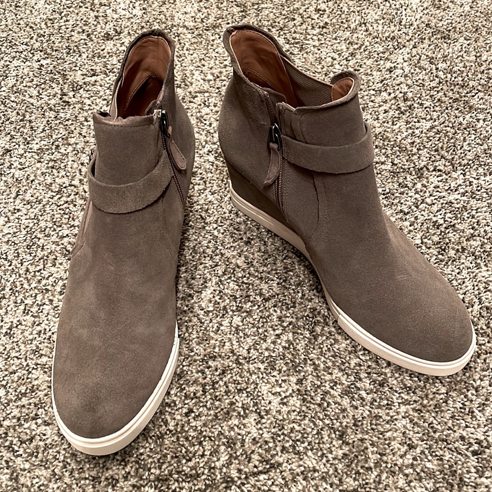 Linea Paola Felicia Wedge Sneaker in Gray Suede size 8